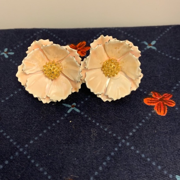 *LAST CALL Vintage Mid Century ‘50’s Enamel Flower Earrings Clip On - Picture 1 of 4